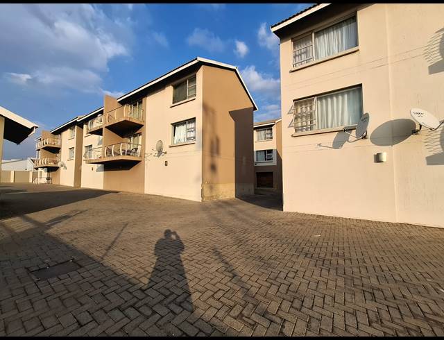 2 BEDROOM APARTMENT FOR SALE IN VANDERBIJLPARK SE 4